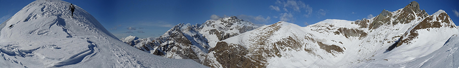 Dal colletto saliamo pestando neve sferzati dal vento al Monte Avaro